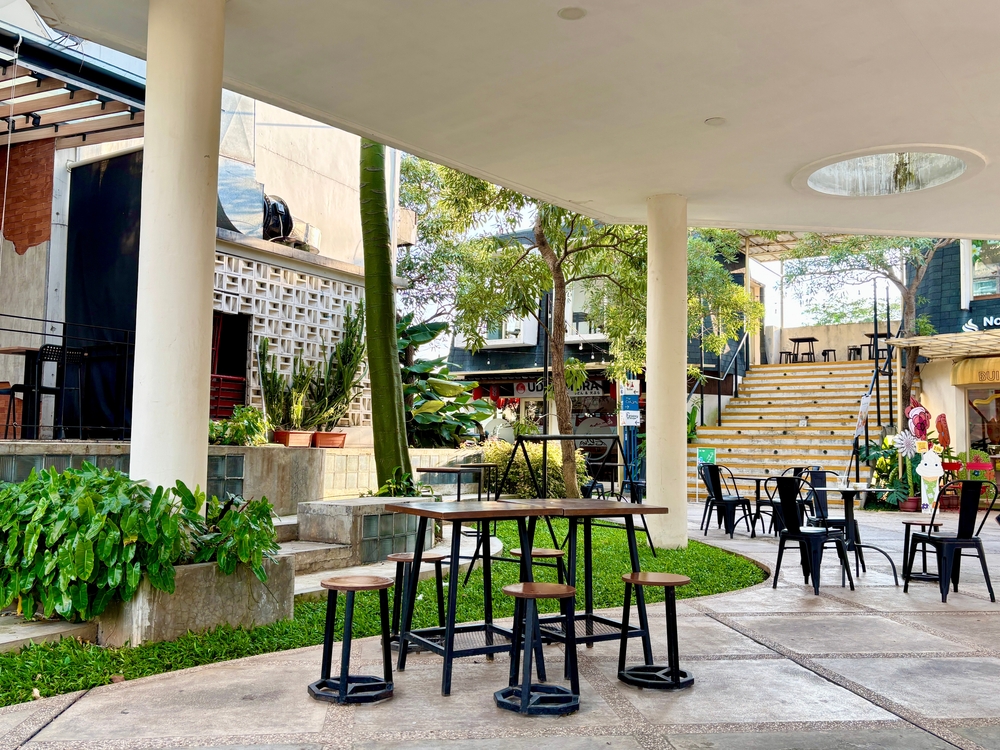 South,Tangerang,,Indonesia-april,20,,2025:,Outdoor,Cafe,Seating,Area,With