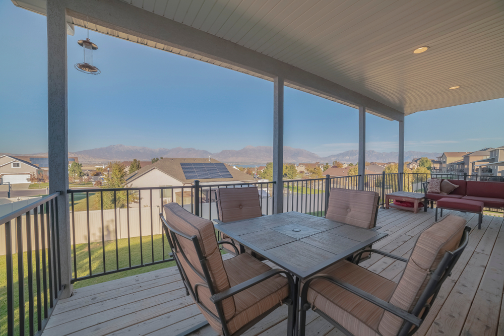 Outdoor,Dining,Furniture,On,A,Covered,Patio